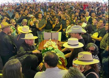 Cientos despiden a Carlos Manzo en funeral público en Uruapan