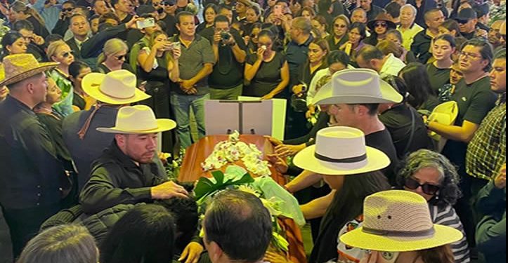 Cientos despiden a Carlos Manzo en funeral público en Uruapan