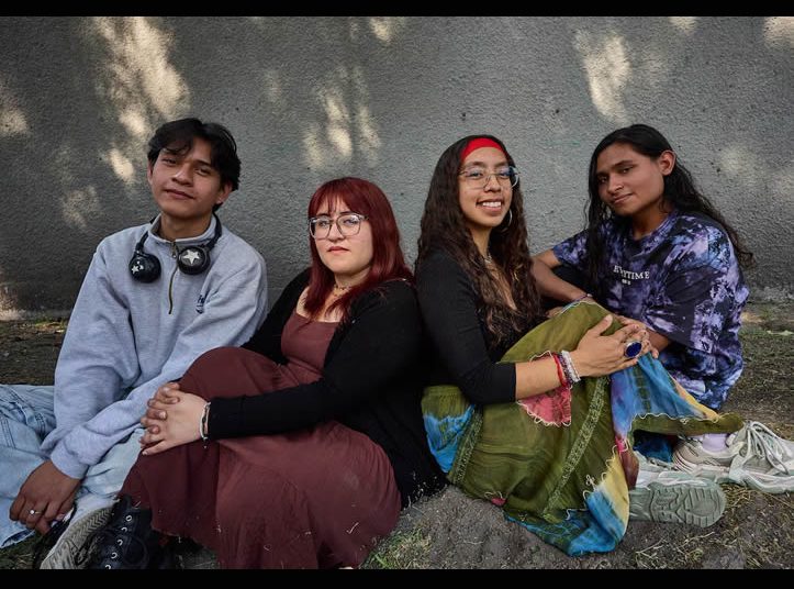 La generación Z mexicana crece con precariedad, incertidumbre y desconfianza política, y con las redes como fuente de información