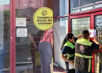 Observan a Persona Dentro de Tienda de Conveniencia a Pesar de su Clausura en Todo Sonora