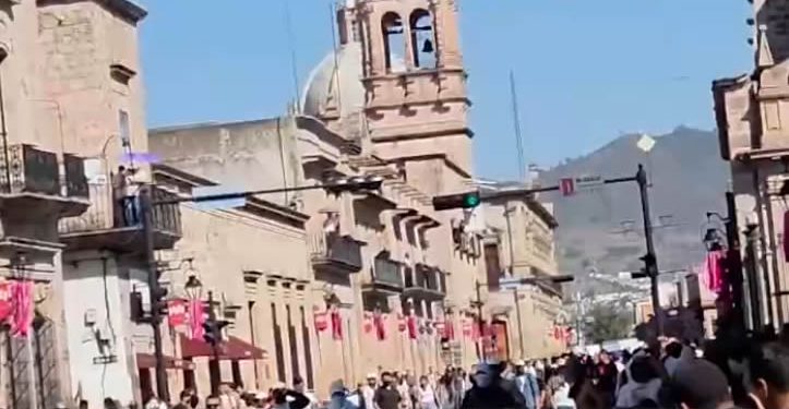 Escalan protestas en Michoacán; estudiantes se manifiestan ante Palacio de Gobierno en Morelia