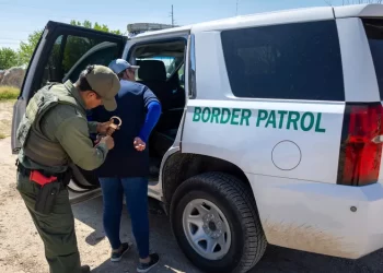 ICE agita avispero de cazarrecompensas: ofrece 300 dólares por cada migrante localizado