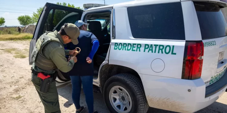 ICE agita avispero de cazarrecompensas: ofrece 300 dólares por cada migrante localizado