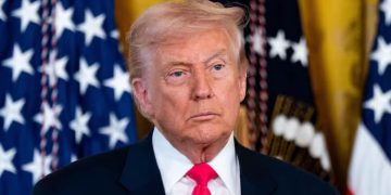 Trump firma sin testigos la ley para liberar los papeles de Epstein