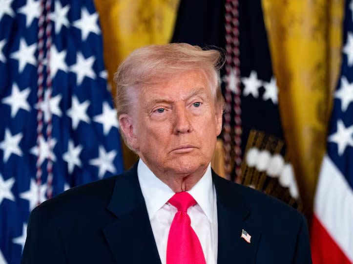 Trump firma sin testigos la ley para liberar los papeles de Epstein