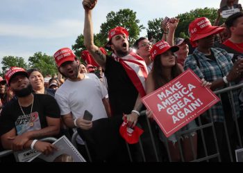 La mayoría de los latinos desaprueba la gestión de Trump, pero un 78% de los que lo apoyaron volvería a votar por él