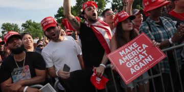 La mayoría de los latinos desaprueba la gestión de Trump, pero un 78% de los que lo apoyaron volvería a votar por él