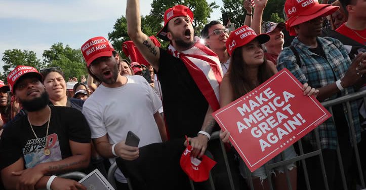 La mayoría de los latinos desaprueba la gestión de Trump, pero un 78% de los que lo apoyaron volvería a votar por él