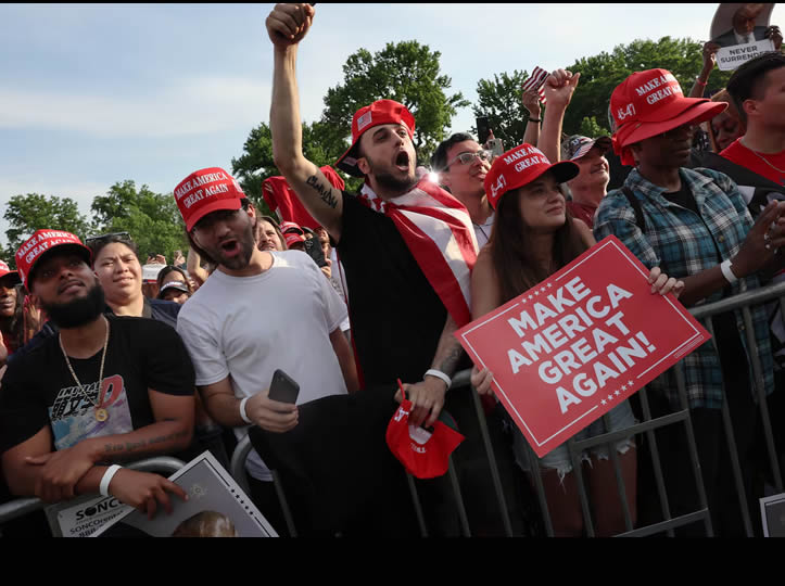 La mayoría de los latinos desaprueba la gestión de Trump, pero un 78% de los que lo apoyaron volvería a votar por él