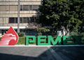 Pemex exporta y refina más de petróleo mientras su producción retrocede