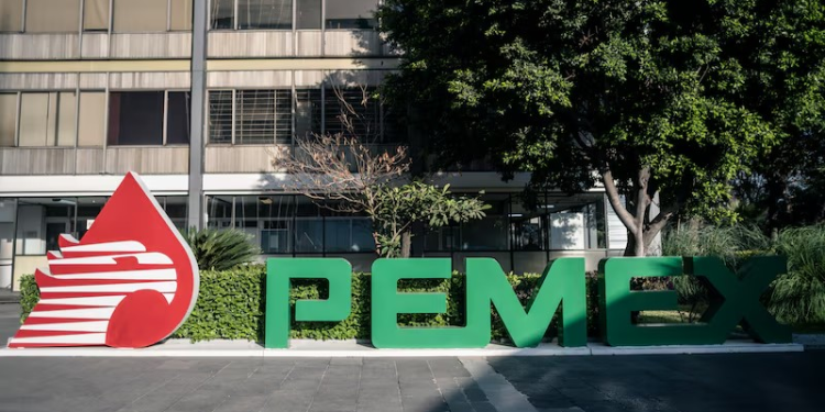 Pemex exporta y refina más de petróleo mientras su producción retrocede