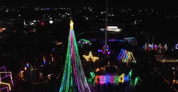 Cajeme Enciende la Magia Navideña: Plaza Álvaro Obregón Brilla para Miles de Familias
