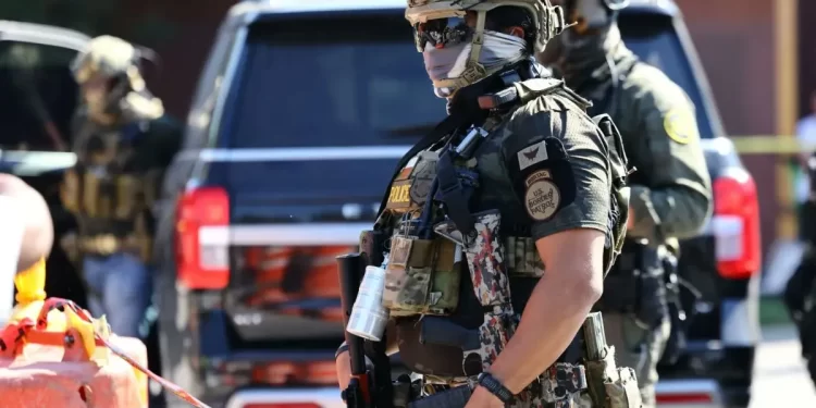 La representante Adelita Grijalva dice que le rociaron gas pimienta en protesta de ICE