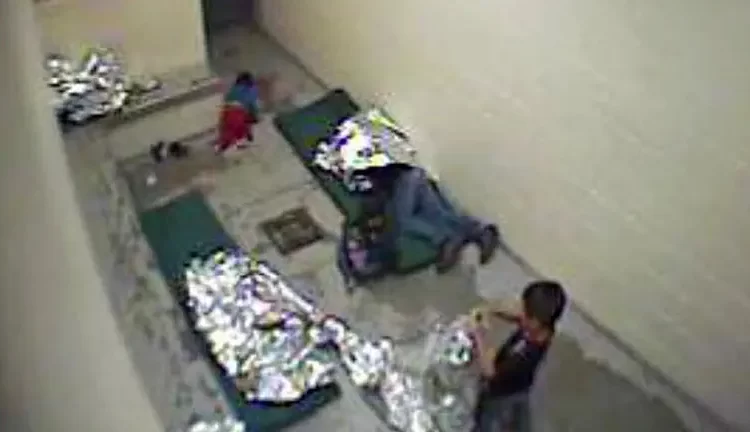 Niña migrante de 3 años es obligada a ser su propia abogada ante tribunal migratorio de Tucson