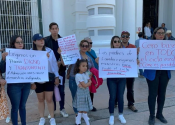 Piden padres de familia bases para docentes de primarias en Hermosillo