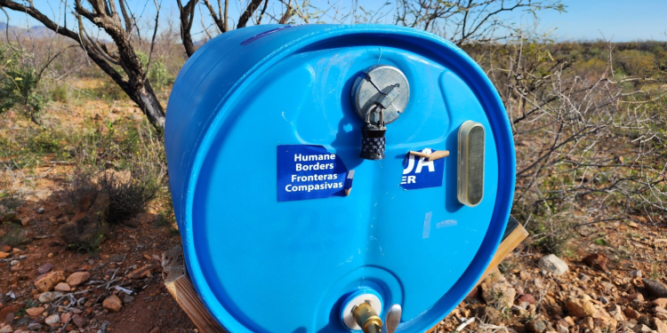 Los 'Samaritanos' que brindan apoyo a migrantes en el desierto de Arizona