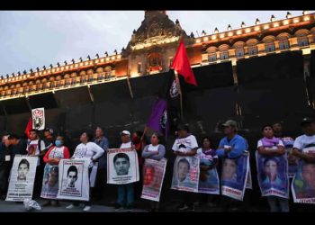 Familias de los 43 de Ayotzinapa instalan plantón en el Zócalo