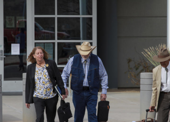 Jurado visita rancho de hombre de Arizona acusado de matar a migrante cerca de la frontera