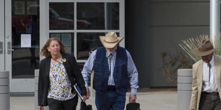 Jurado visita rancho de hombre de Arizona acusado de matar a migrante cerca de la frontera