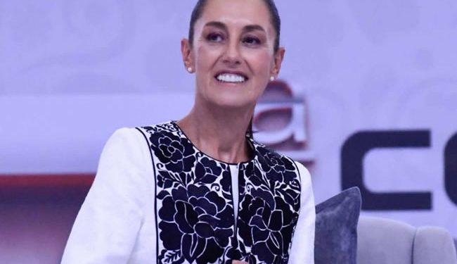 Claudia en la Bancaria: pocos aplausos, muchas menciones a AMLO y tensión por utilidades