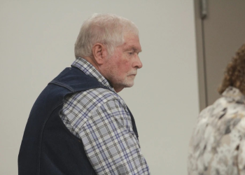 Jurado reanuda deliberaciones en juicio a ranchero de Arizona acusado de matar a migrante