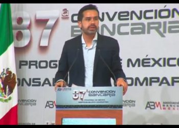 Bajo ninguna circunstancia consideraría declinar: Máynez en la Convención Bancaria