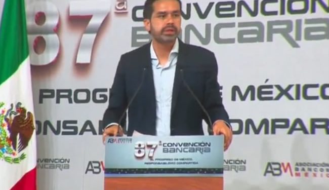 Bajo ninguna circunstancia consideraría declinar: Máynez en la Convención Bancaria