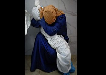 La imagen de una mujer con una niña muerta en Gaza, foto ganadora del World Press Photo