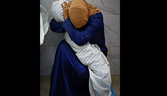 La imagen de una mujer con una niña muerta en Gaza, foto ganadora del World Press Photo