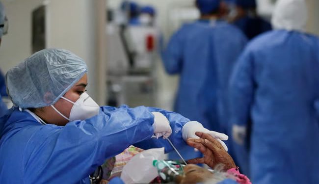 Una doctora revisa a un paciente en la sala de urgencias del Hospital Metropolitano, en Monterrey, en enero de 2022. DANIEL BECERRIL (REUTERS)