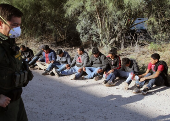 La fuerte denuncia de los migrantes que cruzan la frontera: ¿qué hacen los agentes con sus pertenencias?