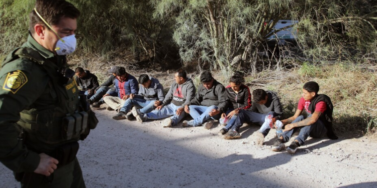 La fuerte denuncia de los migrantes que cruzan la frontera: ¿qué hacen los agentes con sus pertenencias?