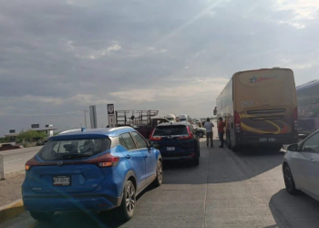 Bloquean pueblos yaquis carretera México-Nogales, piden más recursos