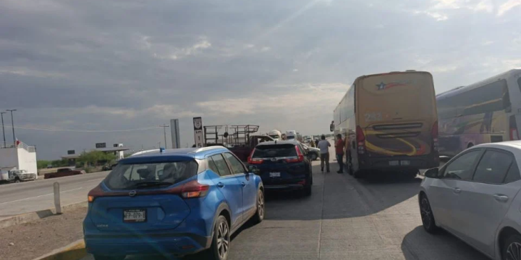 Bloquean pueblos yaquis carretera México-Nogales, piden más recursos