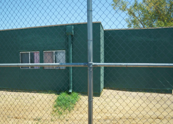 Niños migrantes fueron alojados en refugios donde los maltrataron por años, afirma una demanda