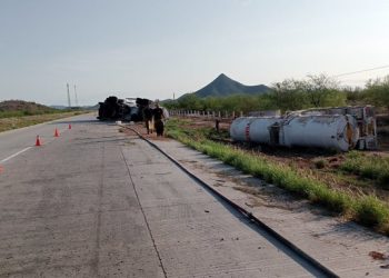 Vuelca pipa con 60 mil litros de combustible en carretera Guaymas-Hermosillo