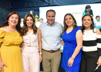 Acompañan Toño Astiazarán y Patty Ruibal a graduados de instancias infantiles DIF