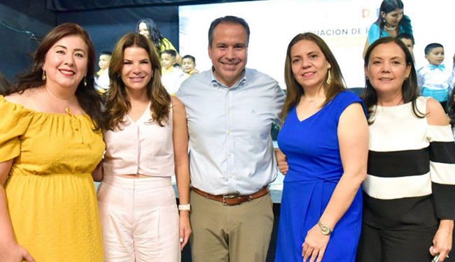 Acompañan Toño Astiazarán y Patty Ruibal a graduados de instancias infantiles DIF