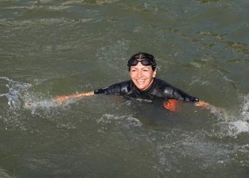 La alcaldesa de París, Anne Hidalgo, se baña en el Sena para demostrar que está limpio de cara a los Juegos Olímpicos