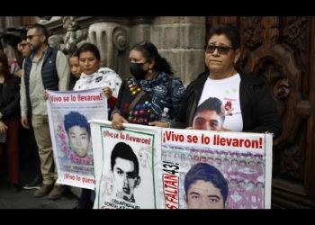 Caso Ayotzinapa: Padres de los 43 de reciben 85 nuevos documentos del Ejército