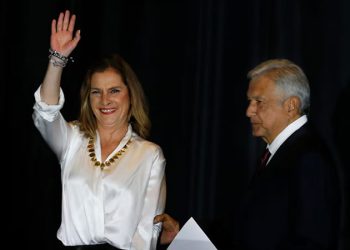 Beatriz Gutiérrez Müller confiesa en su libro cómo lo “extremo” de la vida pública le llevó a pensar en abandonar el Palacio Nacional