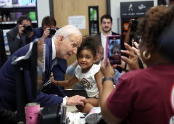 El Partido Demócrata mantiene el plan de nominar por adelantado a Biden como candidato pese a las protestas internas