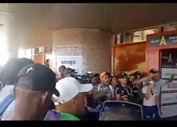 “Queremos volar”: decenas de cubanos protestan en el aeropuerto de La Habana para salir del país