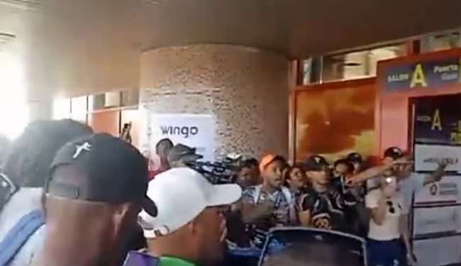 “Queremos volar”: decenas de cubanos protestan en el aeropuerto de La Habana para salir del país
