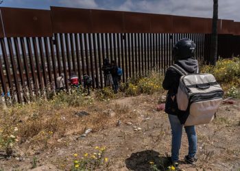 Más de la mitad de los estadounidenses apoya la construcción de un muro para frenar la migración