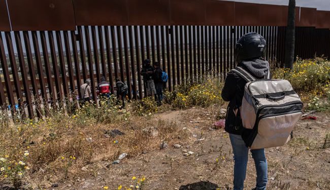 Más de la mitad de los estadounidenses apoya la construcción de un muro para frenar la migración