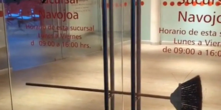 Es un hechizo simple pero eficaz: Usan una escoba como candado en un banco de Navojoa