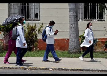 IMSS anuncia llegada a México de otros dos mil setecientos médicos cubanos
