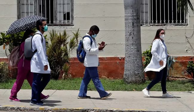 IMSS anuncia llegada a México de otros dos mil setecientos médicos cubanos