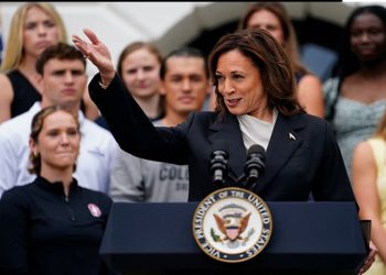 Kamala Harris aparece en público; afirma que Biden ha hecho más en un mandato que otros en dos